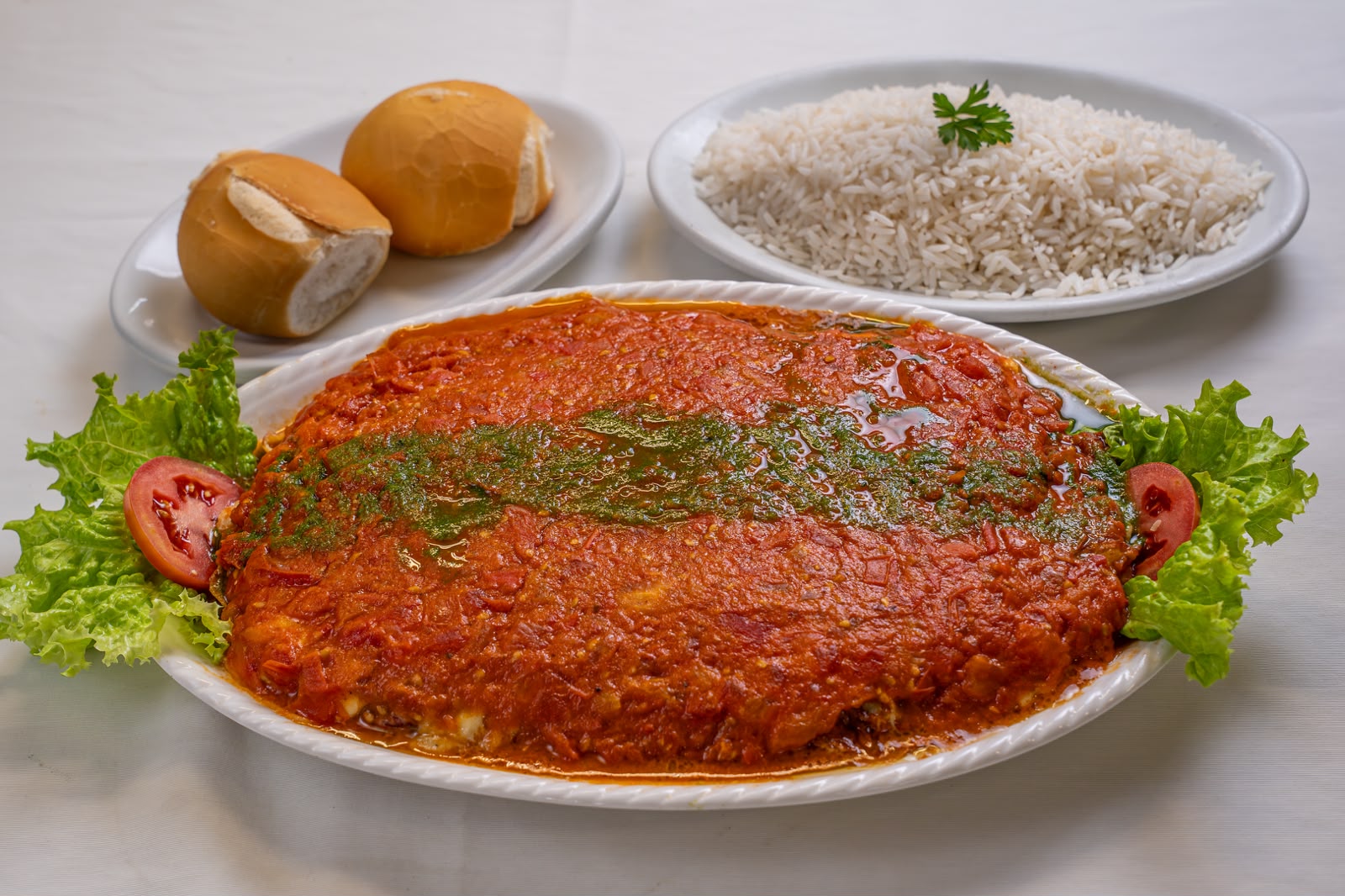 Bauru ao prato com arroz e pães